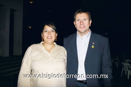 Mónica Cueto y Carlos González Castañón, Cónsul de España.