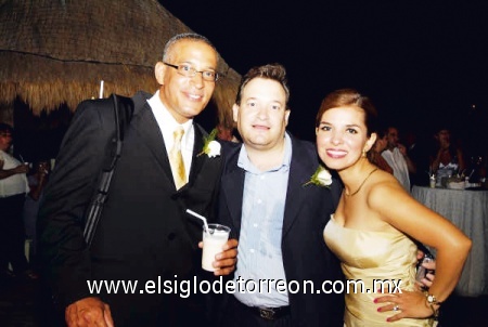 Freddy Claudio, Jorge Gutiérrez y Lily Aguilera de Gutiérrez.