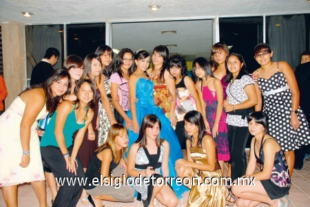 Dulces quince
Ana Cristina Vela Martínez con todas sus amigas el día de su fiesta de quince años.