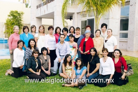 Despedida para dos
Bertha Alicia Gutiérrez Cruz y Julio Carlos Gutiérrez el día de su despedida de solteros, rodeados por sus familiares y amigos.