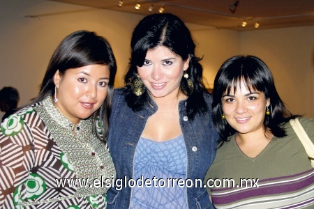 Lulú Romero, Claudia Villegas y Senyaze Alcazar.
