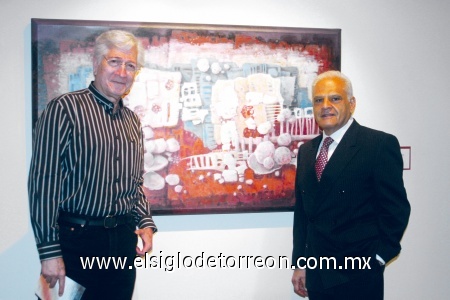 Hace gala de su obra
El actor Carlos Bracho y el autor de la obra Emilio Abugarade.