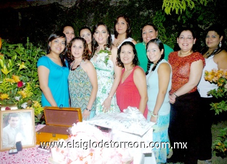 09102008
Cristy en compañía de un grupo de invitadas a su primera despedida de soltera