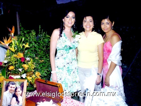 09102008
La novia acompañada de Rocío de Armijo y Perla de Aparicio