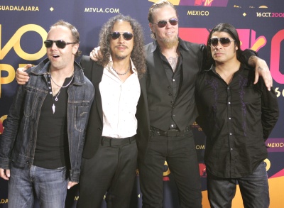 Los integrantes de Metallica hicieron de las suyas al interpretar su rock duro en un potpurrí que acabó con explosiones y el griterío de la gente.