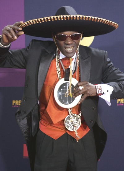 El rapero Flavor Flav hasta flirteó en la alformbra roja de los MTV con las reporteras y a una le lanzó una propuesta directa: “I want you” (Te deseo).
