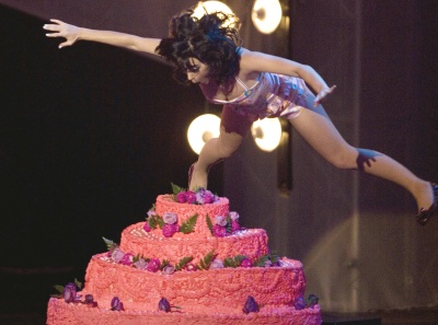 En honor a esta celebración la estadounidense Katy Perry, interpretó su éxito 'I Kissed a Girl' vestida como quinceañera, con corona, guantes y una falda ancha que luego se quitó para quedarse en pantalones cortos.