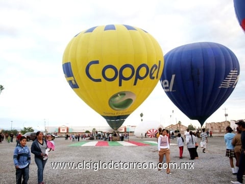 Horas después, los globos regresaron a las instalaciones de partida donde permanecen inflados para que la comunidad pueda disfrutar de ellos y de distintas actividades.