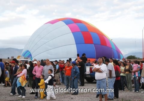 A la hora del despegue, va­­rios de los pilotos esperaron un tiempo debido a que la llegada de sus globos se había retrasado.

Otro de los percances que se presentaron fue un aterrizaje forzoso en una escuela de la colonia Benito Juárez, de Lerdo. El piloto perdió momentáneamente el control y tuvo que parar, para minutos después poder elevarse de nueva cuenta.
