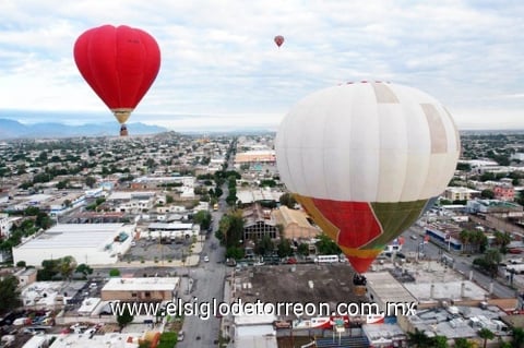 El primer vuelo masivo del tercer festival de globos inició en las instalaciones de la ex Jabonera La Esperanza, localizada en la ciudad de Gómez Pa­lacio el 17 de octubre del presente año.