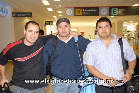 13102008
Adrián González, Juan Carlos Guardado y Sol Apodaca Ruiz viajaron a Guadalajara en plan de trabajo.