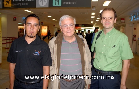 13102008
Eduardo Hernández, Bruno Monfleer y Érick Lahille se encontraban en la sala de espera del aeropuerto.