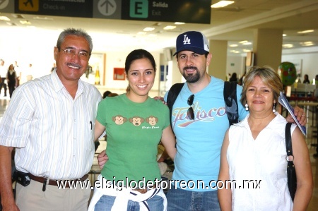 14102008
Betzy y Roberto Salcedo viajaron a Los Ángeles y los despidieron María de Jesús de Padilla.