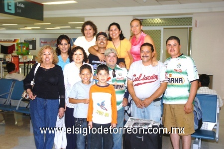 14102008
María, Ernesto, Dolores viajaron a Chicago y los despidió la familia Orona Herrera.