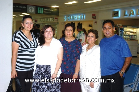 14102008
Yolanda Hernández viajó a Houston y la despidieron Silvia y Roberto Hernández, Claudia Fernández y María Elena Salazar.