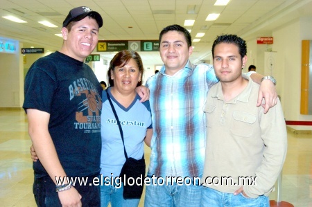 16102008
Carlos Salazar viajó a la Ciudad de México y fue despedido por Patricia Medina, Alan Salazar y Óscar de la Barca