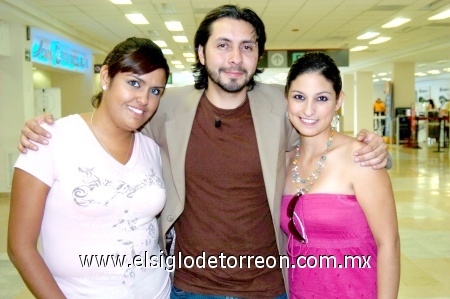 16102008
Yamilette Maya y Francia Torres despidieron a Félix Ríos, quien viajó a Monterrey, Nuevo León