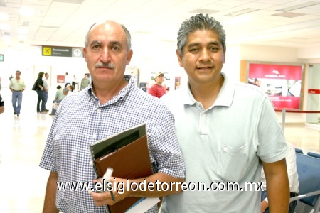 17102008
Con rumbo a Los Ángeles, California, se fue César García Ramos y fue despedido por Miguel Llamas