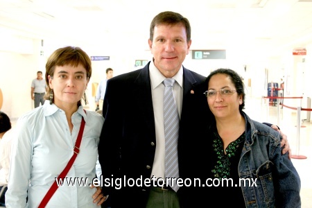 17102008
Inma Serrano viajó rumbo al Distrito Federal y fue despedida por Carlos González y Esther Arce