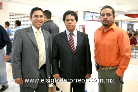 18102008
Miguel López Ruiz y Miguel Alejandro López Olvera llegaron del Distrito Federal y fueron recibidos por Mario Pérezvertti Peña