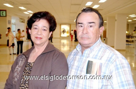 19102008
Ana María de Fernández y Fernando Hernández Gómez se fueron rumbo a la Ciudad de México en plan de negocios