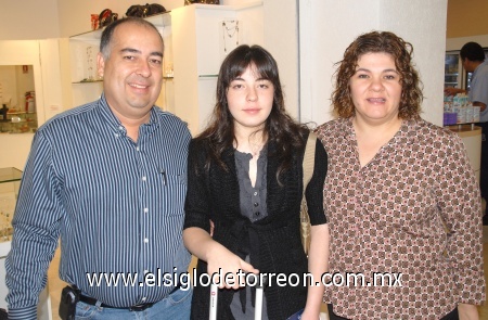20102008
Carlos y Margarita Muñoz despidieron a su hija Eloísa Muñoz Facusse, quien viajó a la Ciudad de México