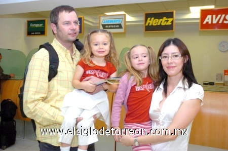 07102008
Peter, Gabriela, Naomi y Megan Van es Maury, volaron con destino a Miami.