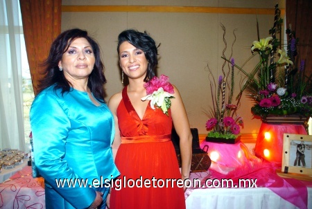 12102008
Rosa María de Morales junto a su hija Zaraí.