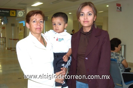 23102008
Alejandra Polina viajó a Tampico y fue despedida por María Dolores Rodríguez y Demián Aguilar