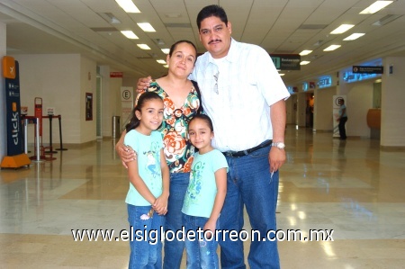 23102008
Enrique González viajó a la Ciudad de México y fue despedido por Emilia, Andrea y Rebeca González