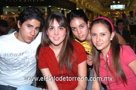12102008
Rodrigo Carmona, Bárbara González, Daniela Martínez y Maleny Luna.