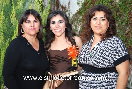 13102008
Paloma Saavedra López acompañada el día de su despedida de soltera por su mamá Irene López Lozoya y su tía Diana López Lozoya.