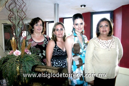 13102008
Rocío Rodríguez Villarreal junto a las organizadoras de su despedida de soltera, María del Rosario Villarreal, María Mayela Sánchez Peña y Laura del Carmen Pulido.