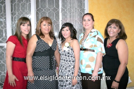 15102008
Mary Cruz Quiroz Mora junto a las organizadoras de su despedida de soltera