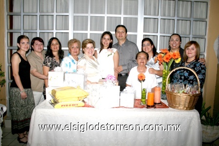 16102008
Oliver Eduardo García Zepeda y Estefanía Ruelas Vargas acompañados de familiares asistentes a su despedida de solteros bíblica