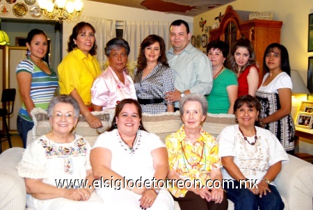 19102008
Nancy Reveles de la Torre y Jorge Betancourt Álvarez fueron despedidos de su soltería con una reunión