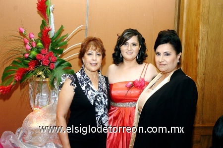 19102008
Farah Nahle Quiñones en su despedida de soltera acompañada de su futura suegra, Lolis Muñoz y su mamá Sonia Quiñones