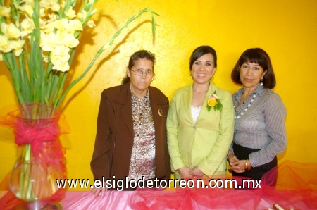 24102008
Dulce María Astorga junto a las organizadoras de su despedida de soltera, Cecilia Pulgarini y Altagracia Pérez