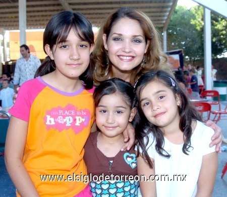 24102008
Renata Valdez Magaña, Lily de Magaña, Ana Luisa y Bárbara Magaña
