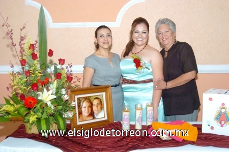 25102008
Brenda Reyna en compañía de Guadalupe de Reyna y Martha A. Reyna en su despedida de soltera