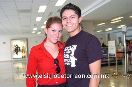24102008
Claudia Palacio se fue rumbo a la Ciudad de México y fue despedida por José Palacios.