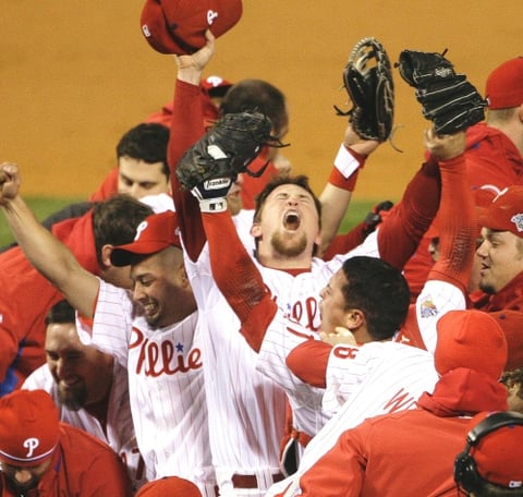 Geoff Jenkins vino a batear por el pitcher abridor Cole Hamels, quien fue proclamado como el Jugador Más Valioso de la serie, y conectó un doble por el jardín central frente a Grant Balfour, el relevista que estaba en el montículo por los Rays en el momento de la suspensión.