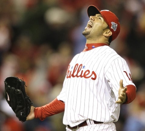 El dominicano Pedro Feliz produjo la carrera de la victoria con su sencillo en el séptimo, el puertorriqueño J.C. Romero se acreditó su segunda victoria de la serie y Lidge cerró la puerta para darle un campeonato que la ciudad de Filadelfia había estado esperando durante más de un cuarto de siglo.