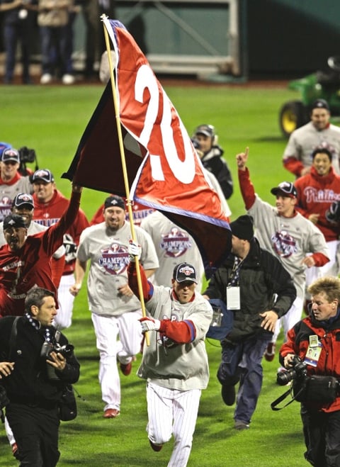 Agitando toallas blancas y abrigados de arriba a abajo, el Citizens Bank Park estuvo con lleno completo y la algarabía fue inmensa.