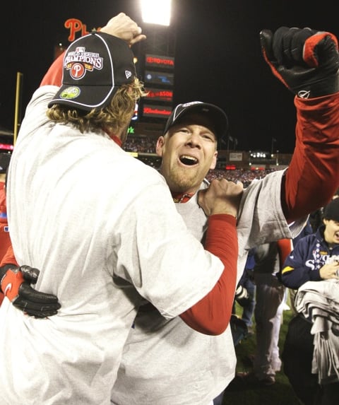 El bateo oportuno del dominicano Pedro Feliz que impulsó la carrera del triunfo y el pitcheo sólido del relevista
puertorriqueño, el zurdo J.C.Romero (2-0), que se quedó con la victoria y cerrador Brad Lidge, que estuvo perfecto en el noveno episodio, fueron los héroes de la nueva noche histórica para los Filis y Filadelfia.