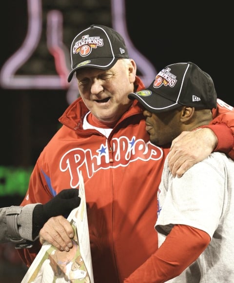 Hamels (1-0) en la Serie Mundial, ganó el primer partido, completó la competición de la fase final con 4-0 y de haber conseguido la victoria en el quinto partido hubiese sido el primer lanzador en las Grandes Ligas con marca de 5-0 en la competición de octubre en una sola temporada.