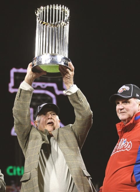 Brad Lidge, otra vez perfecto, hizo abanicar la brisa a Eric Hinske para el último out, completando su rescate número 48 en igual número de oportunidades en toda la temporada.