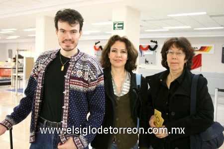 24102008
Sidney Zetina, Gracia Pérez y Abril Zetina realizaron un viaje de placer rumbo al Distrito Federal
