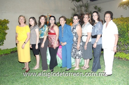 26102008
Jazmín Alicia Castañón García acompañada de un grupo de asistentes a su despedida de soltera que le fue organizada por su mamá Martha Alicia García, su futura suegra María Alejandra Galván y sus tías