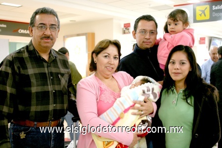 26102008
Alfredo Israel Martínez llegó de Cuernavaca y le dieron la bienvenida Alfredo Martínez, Isabel Galindo, Diana Frausto y dos pequeñitos.